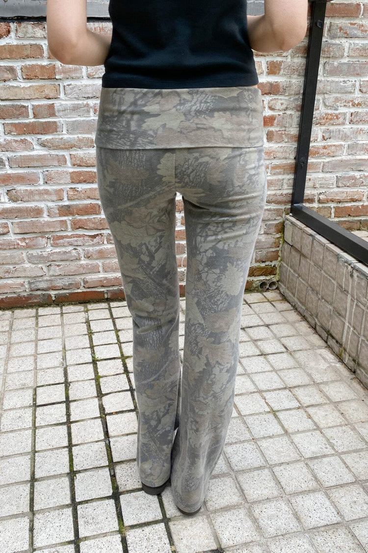 Priscilla Camouflage Pants | Camouflage Leaves / XS/S