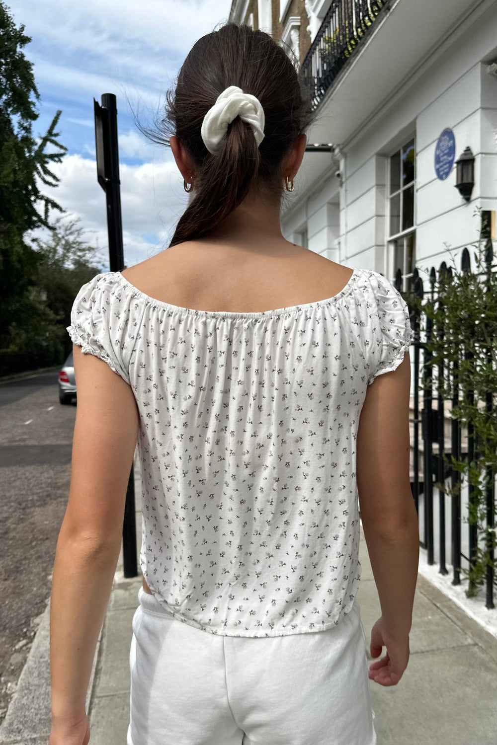 White With Grey Flowers / S