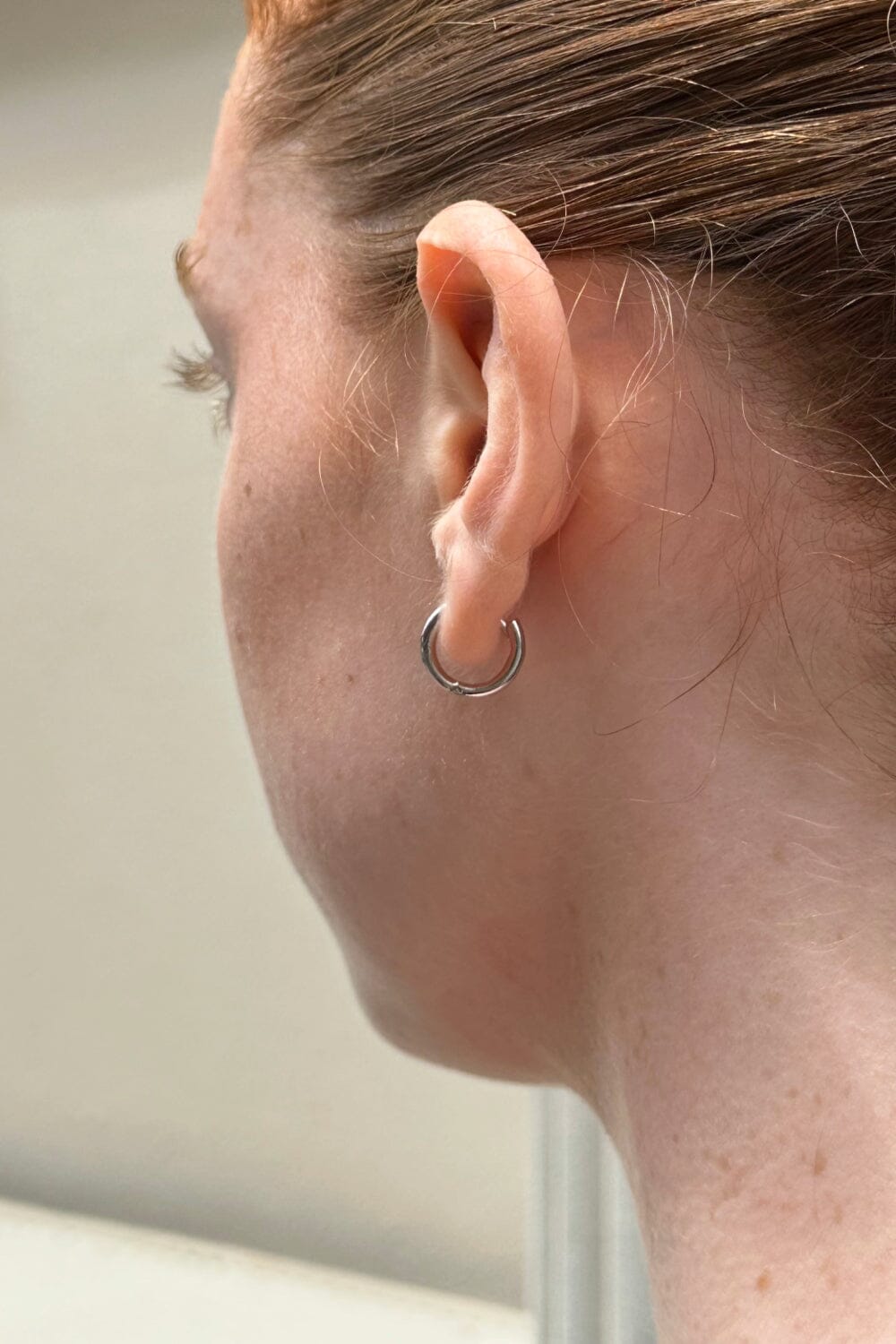 Aretes Brandy Melville Mini Drop Hoop Dorados - Main Image