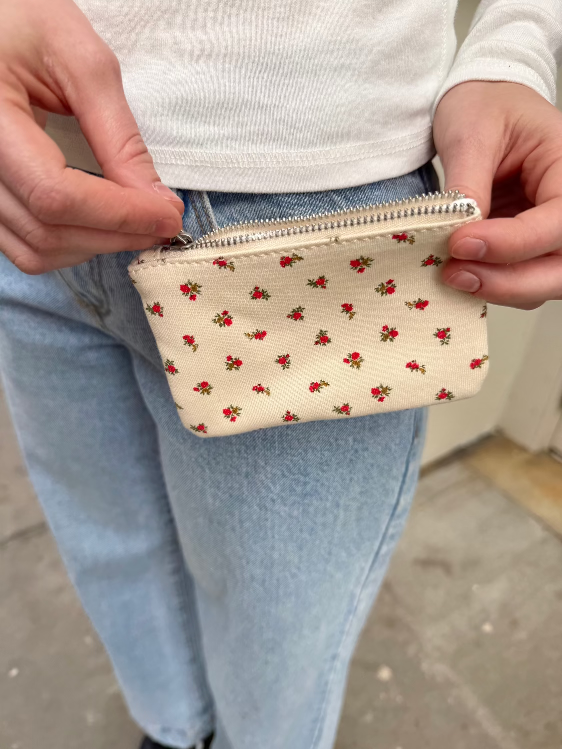 Floral Coin Purse | Ivory With Red Flowers